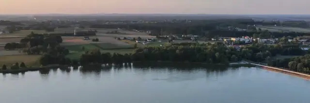 Brzeg jeziora w Porębie