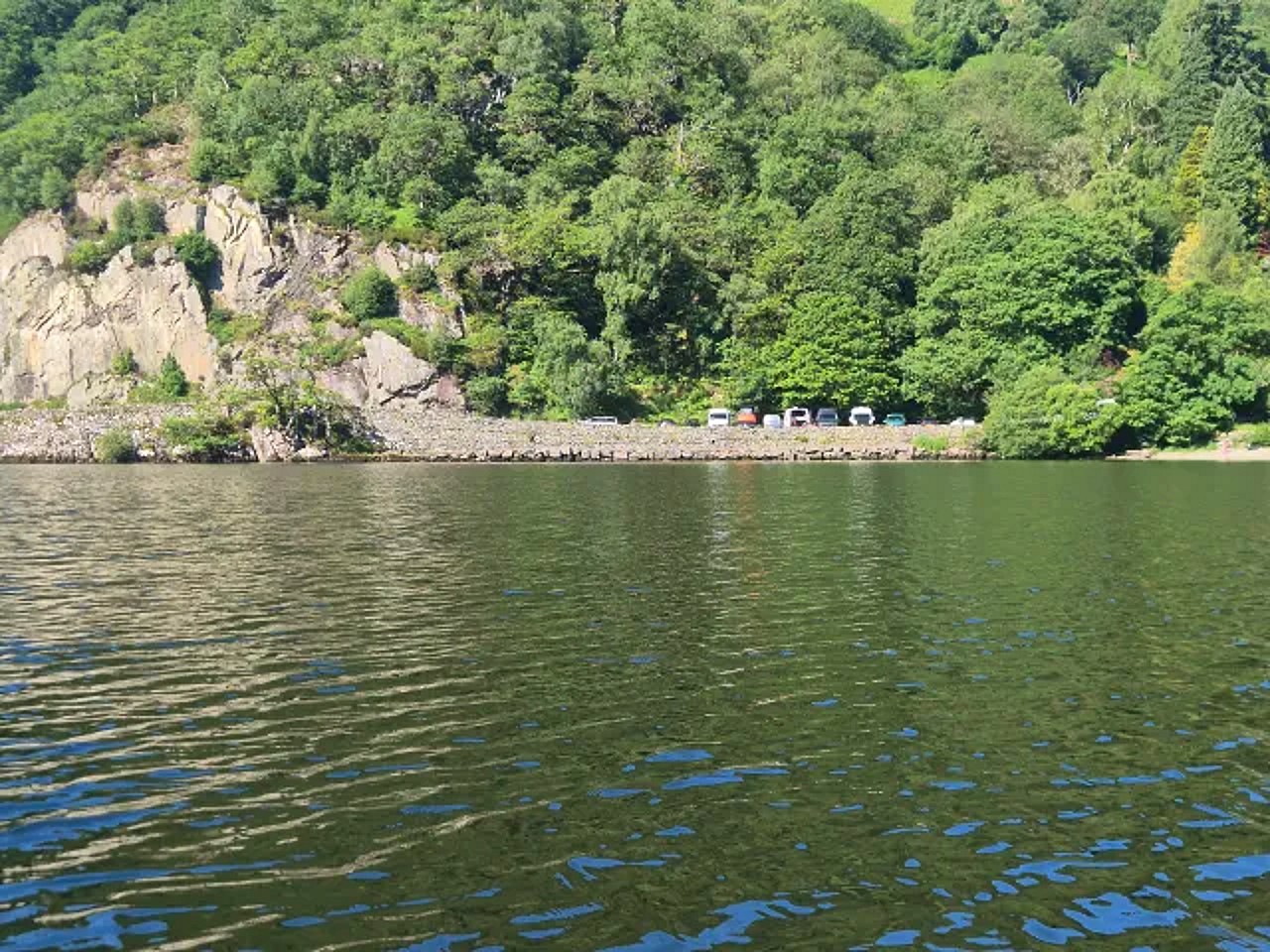 Brzeg Ullswater bajo Glencoyne Wood